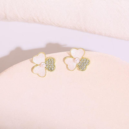 Zania Petal Pearl Earrings